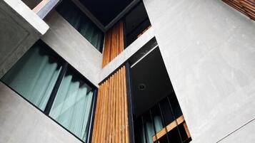Standard double corner room (limited pool view) | Exterior detail