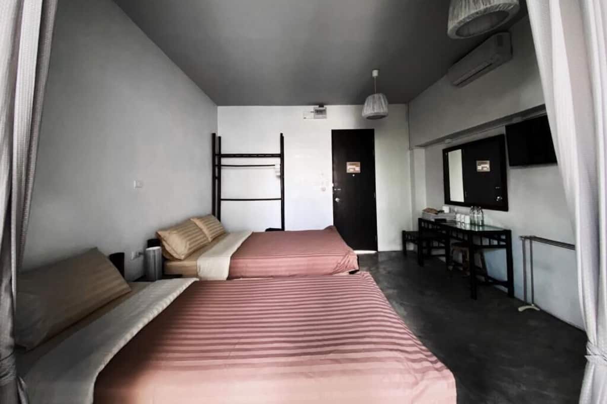 Superior-Dreibettzimmer, Balkon, Poolblick | Kostenloses WLAN