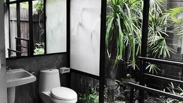 Deluxe Double Room, Balcony, Pool View | Bathroom