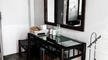 Deluxe Double Room, Balcony, Pool View | Interior