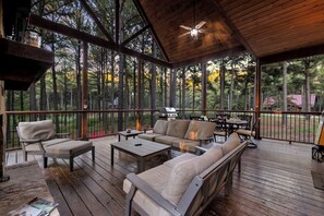 Outdoor dining - 4 King Suits ~ Deck ~ Playground ~ Hot Tub ~ EV (Broken Bow)