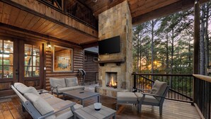 Terrace/patio - 4 King Suits ~ Deck ~ Playground ~ Hot Tub ~ EV (Broken Bow)