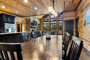 Dining - 4 King Suits ~ Deck ~ Playground ~ Hot Tub ~ EV (Broken Bow)