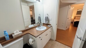 Bathroom - Willoughby Nest - Private Guest Suite in Langley - Your Metro Vancouver Oasis (Langley)