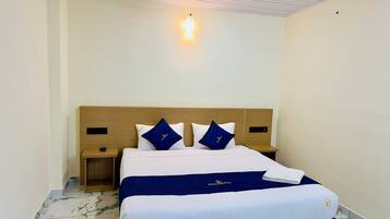 Kamar Double Deluks | Brankas, meja kerja, ruang kerja ramah laptop, dan kedap suara