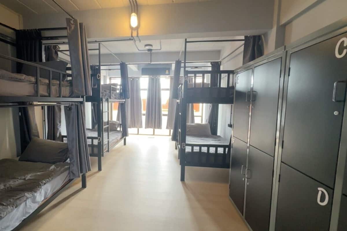 Dormitorio compartido básico, solo para mujeres, no fumadores | Edredones de plumas, escritorio, espacio para trabajar con un portátil