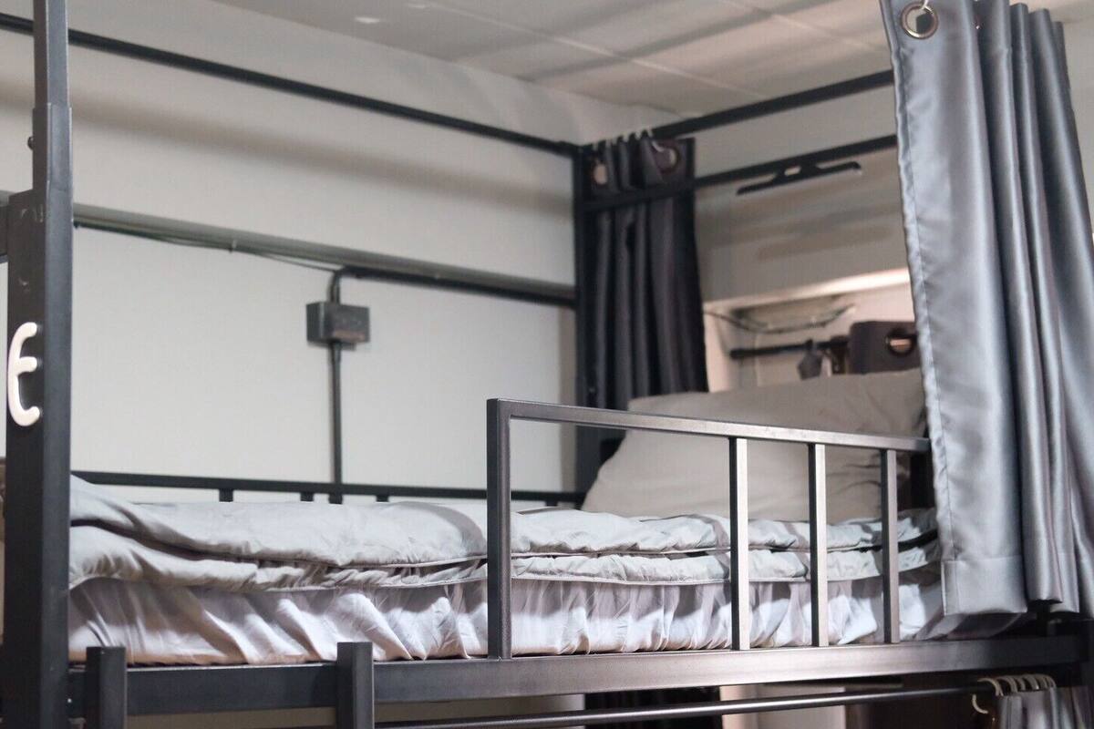 Dormitorio compartido básico, dormitorio mixto, no fumadores | Edredones de plumas, escritorio, espacio para trabajar con un portátil