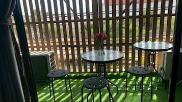 Familjerum för fyra - 2 queensize-sängar - icke-rökare - balkong | Restaurang utomhus