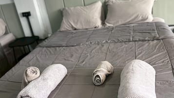 ห้องแฟมิลี่สำหรับสี่ท่าน, เตียงควีนไซส์ 2 เตียง, ปลอดบุหรี่, ระเบียง | ผ้านวมขนเป็ด, โต๊ะทำงาน, พื้นที่ทำงานแบบใช้แล็ปท็อป, ผ้าม่านกันแสง