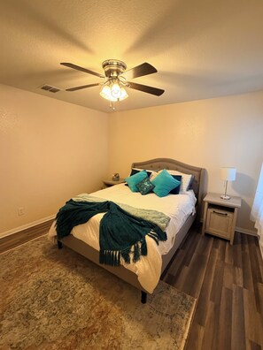 3 bedrooms, iron/ironing board, WiFi, bed sheets - House in SA Sleeps 7 Near Lackland Air Force, wonderful house (San Antonio)