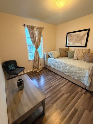 3 bedrooms, iron/ironing board, WiFi, bed sheets - House in SA Sleeps 7 Near Lackland Air Force, wonderful house (San Antonio)