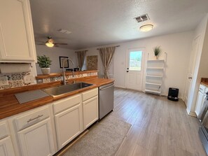 Private kitchen - House in SA Sleeps 7 Near Lackland Air Force, wonderful house (San Antonio)
