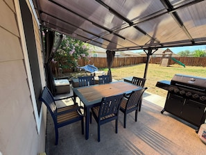 Outdoor dining - House in SA Sleeps 7 Near Lackland Air Force, wonderful house (San Antonio)