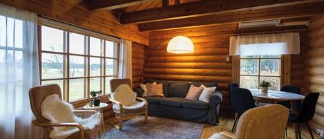 Hytte – comfort, 2 soverom | Oppholdsområde | En 45-tommers smart-TV med kabel-kanaler samt peis