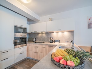 Wasserkocher mit Kaffee-/Teezubehör, Kühlschrank, Mikrowelle, Ofen