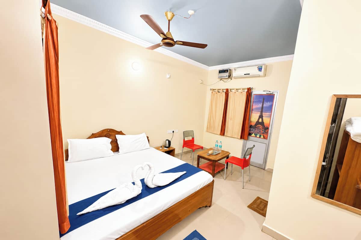 Deluxe Double Room, Air conditioning | Hypo-allergenic bedding, desk, soundproofing, free WiFi