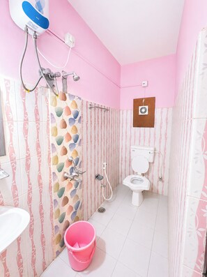 Dutxa, capçal de dutxa tipus cascada, sabatilles i bidet 