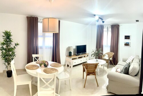 "JULIA GEMELLA ACCI" Vacation Rentals. Space and tranquility right in the heart of the city.
