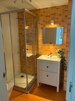 Dusche, Haartrockner, Bidet, Handtücher