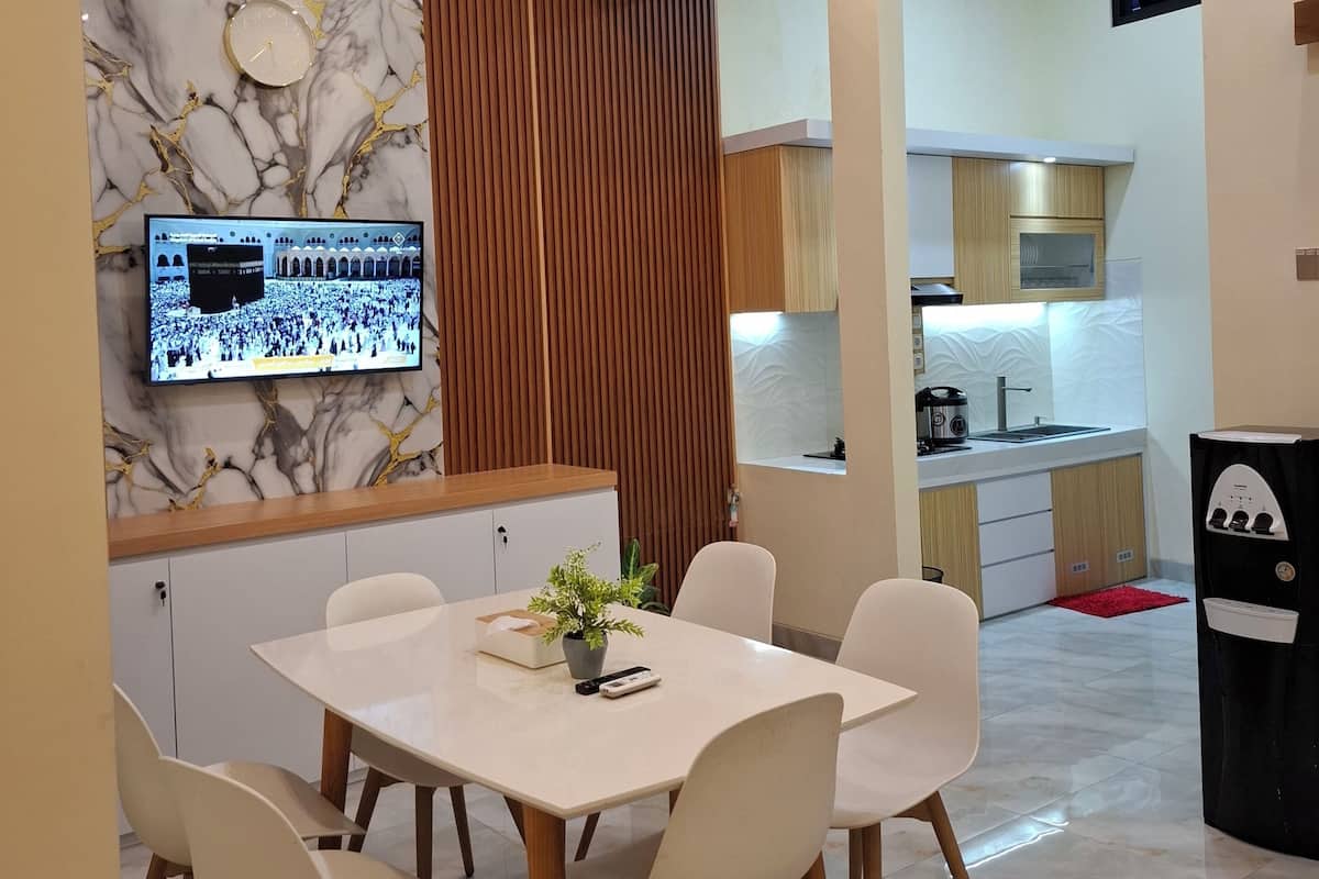 Deluxe Room, Balcony | Dining