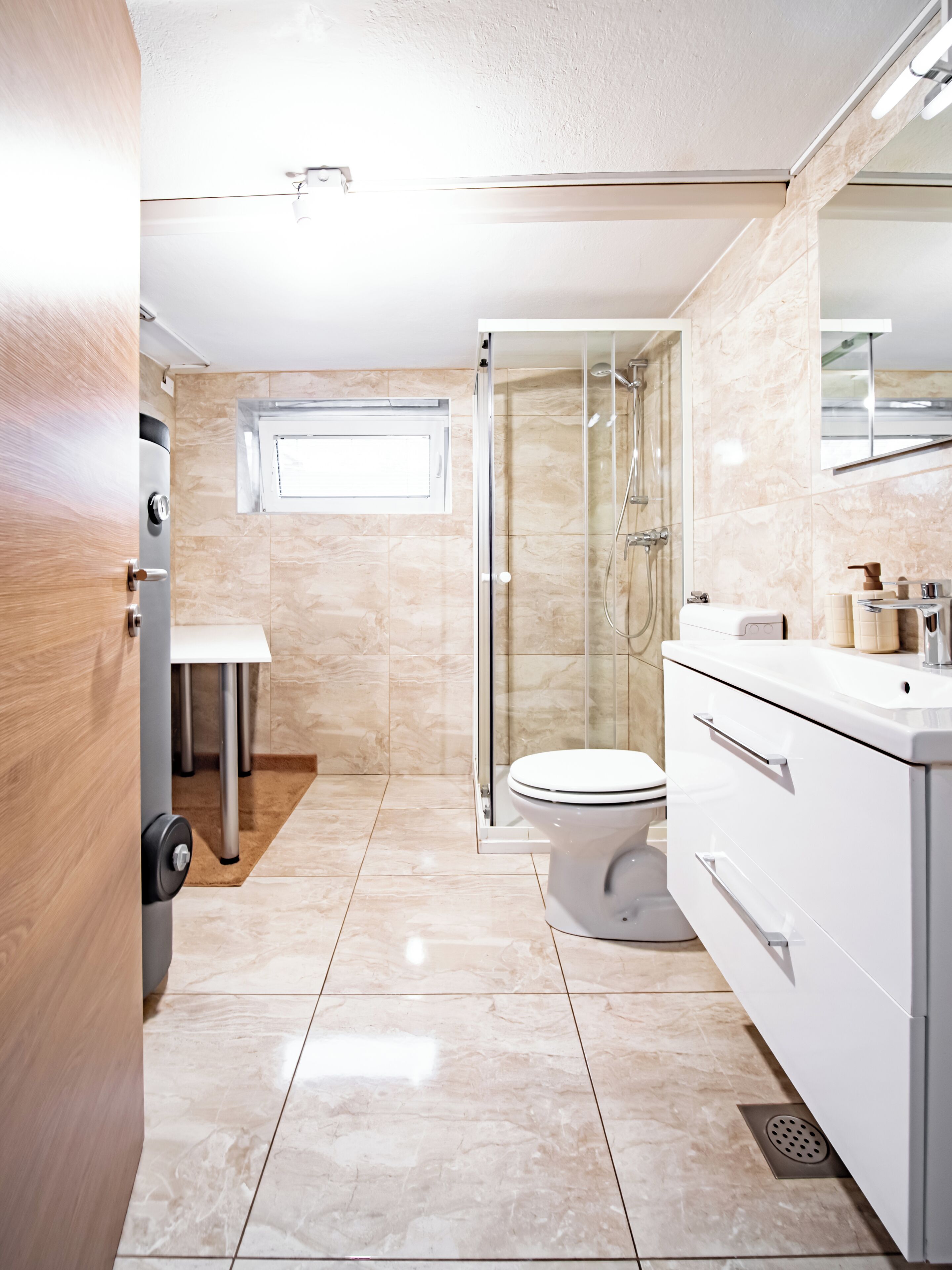 Un bagno moderno con un water, una doccia e un mobile lavabo.