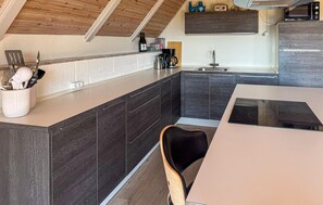 Wasserkocher mit Kaffee-/Teezubehör, Kühlschrank, Mikrowelle, Ofen