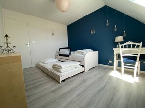 4 soverom, skrivebord, strykejern/-brett og reiseseng for barn