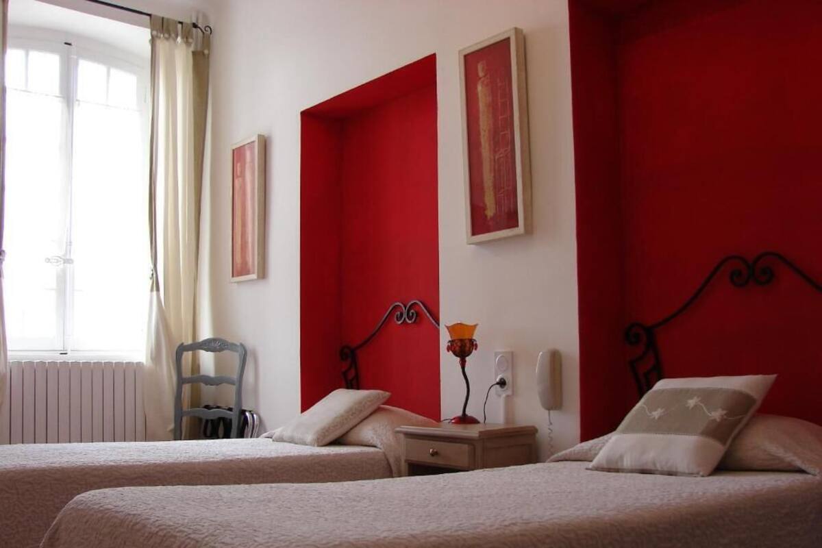 Quarto duplo, vista para a cidade | Cofres nos quartos, escrivaninha, ferros/tábuas de passar roupa