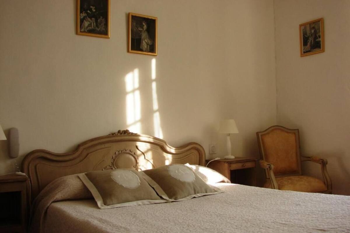 Quarto casal, vista para a cidade | Cofres nos quartos, escrivaninha, ferros/tábuas de passar roupa