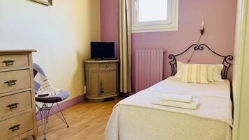 Klassieke driepersoonskamer, uitzicht op bergen | Een kluis op de kamer, een bureau, een strijkplank/strijkijzer