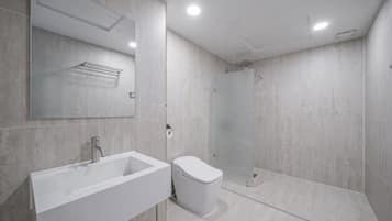 Premier Suite, Sea View | Bathroom | Shower, hair dryer, towels, soap