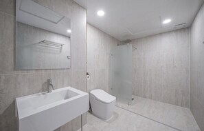 Premier Suite, Sea View | Bathroom | Shower, hair dryer, towels, soap - Hotel EHAN (Mokpo-si)
