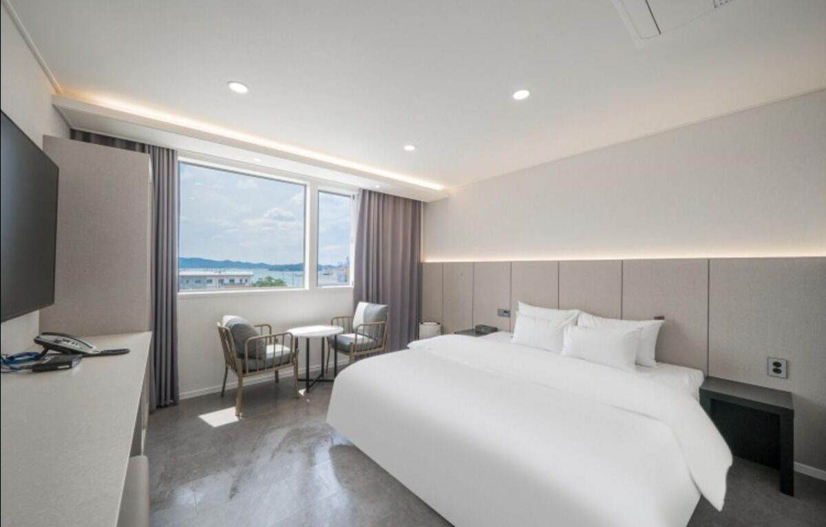 Deluxe Double Room, Ocean View | Desk, free WiFi