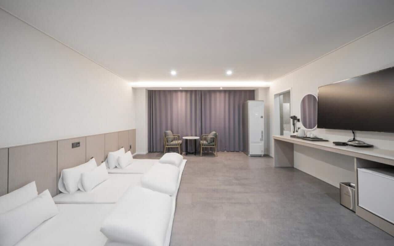 Family Hansil, City View | Down comforters, memory foam beds, desk, laptop workspace