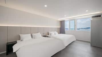 Junior Twin Room, Ocean View | Desk, free WiFi