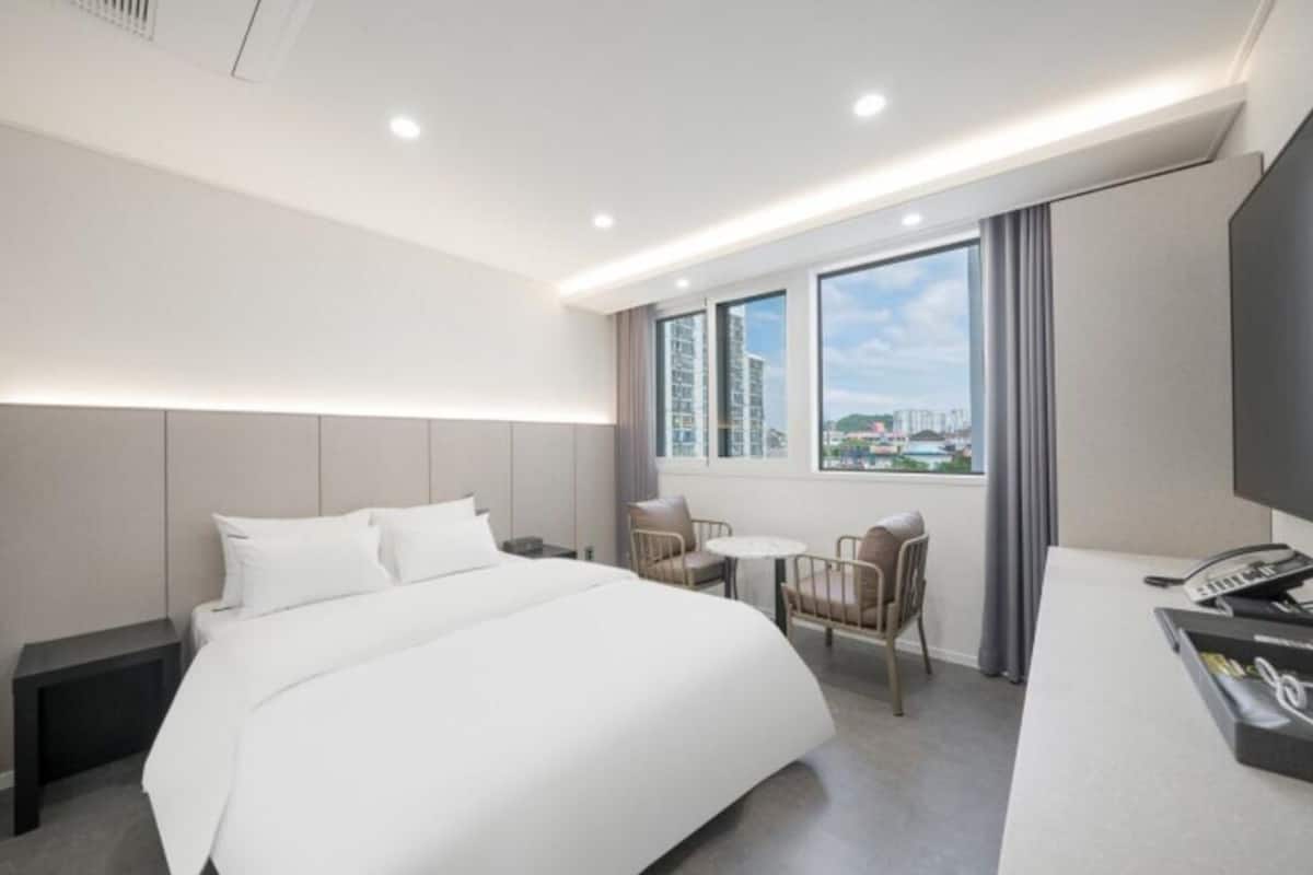 Habitación doble superior, vista a la ciudad | Edredón, camas con efecto memoria y escritorio