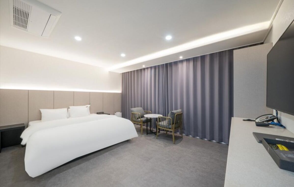 Premier Suite, Sea View | Desk, free WiFi