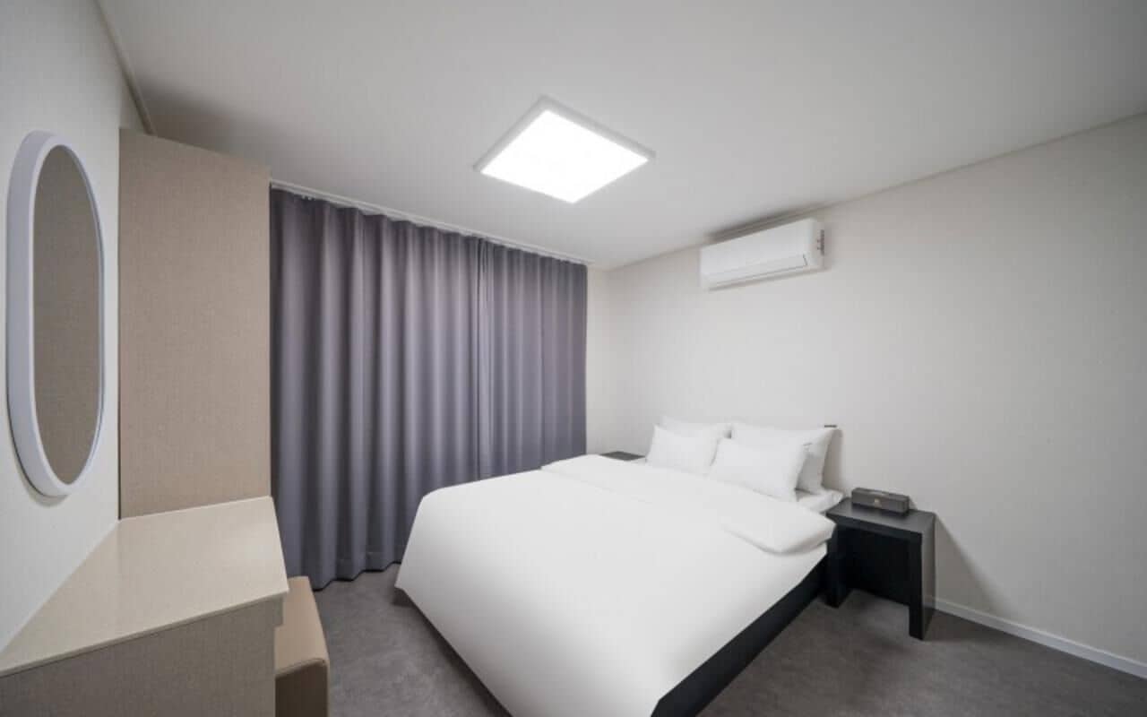 Signature Penthouse, Ocean View | Down comforters, memory foam beds, desk, laptop workspace