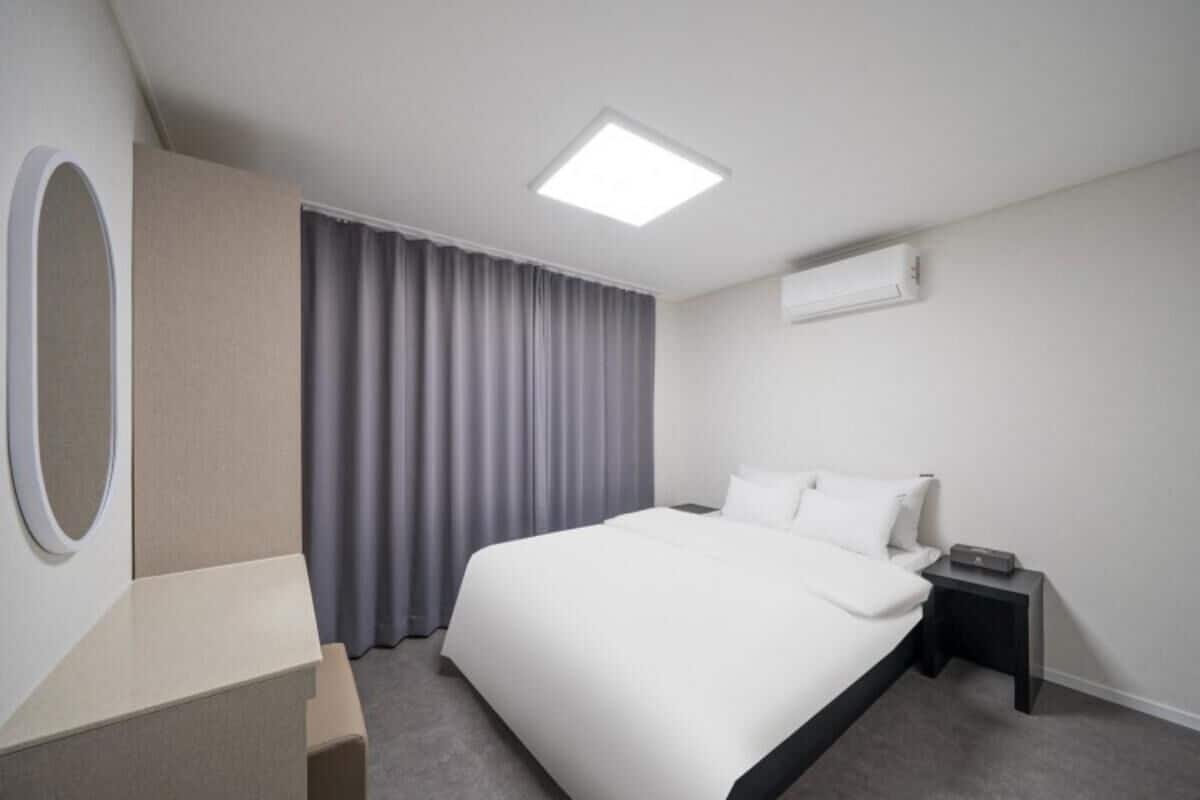 Penthouse Prestigio, vista al océano | Edredón, camas con efecto memoria y escritorio