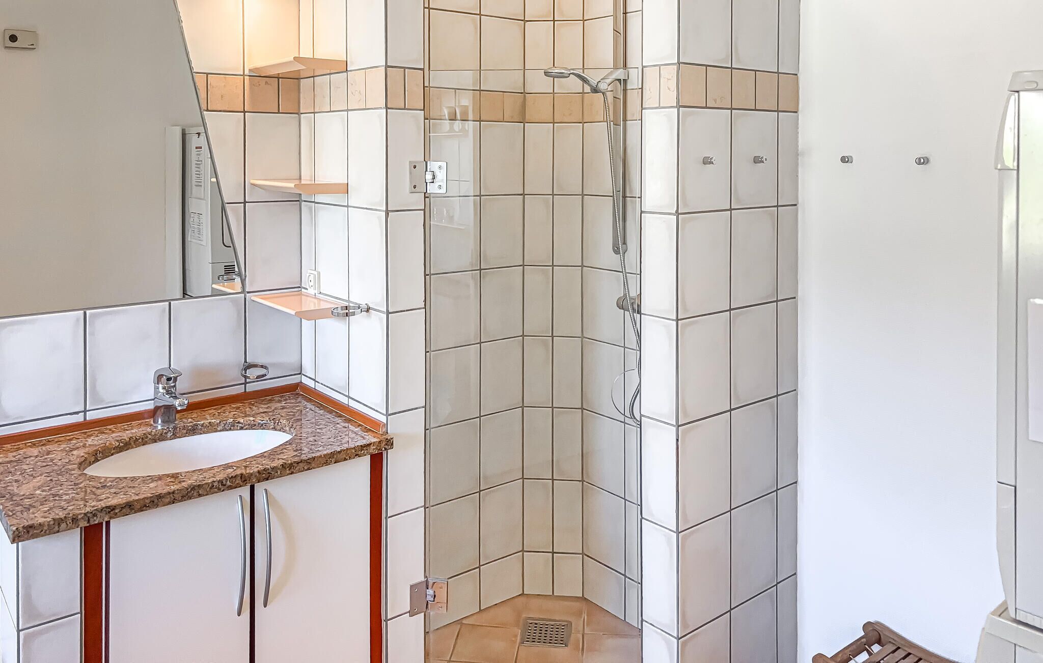 Un bagno con doccia, lavabo e WC.