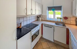 Wasserkocher mit Kaffee-/Teezubehör, Kühlschrank, Mikrowelle, Ofen