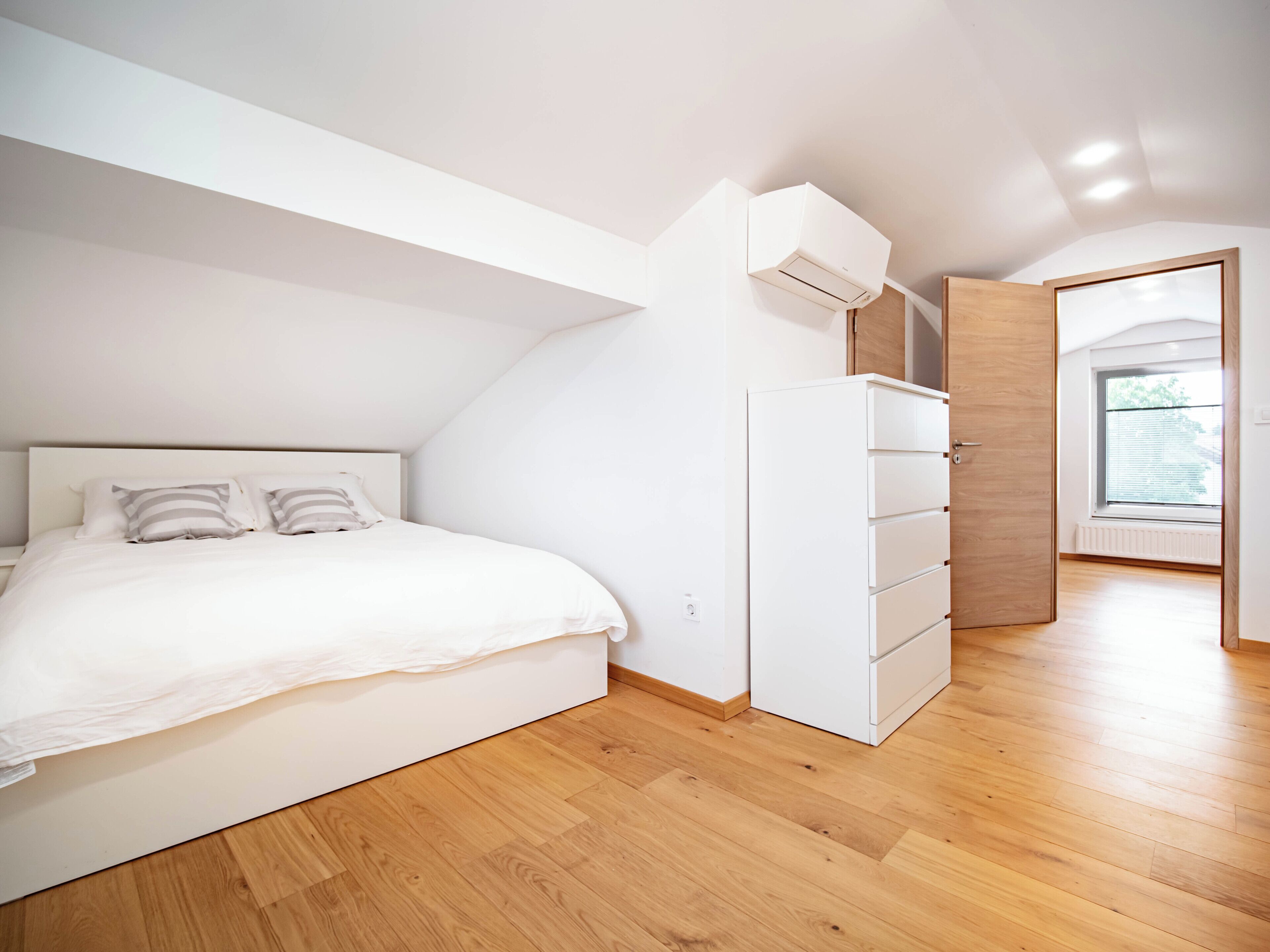 4 quartos, ferros/tábuas de passar roupa, Wi-Fi, roupa de cama