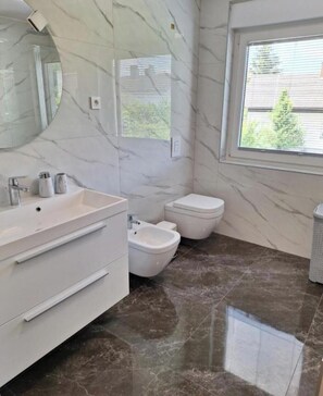Haartrockner, Handtücher, Seife, Toilettenpapier