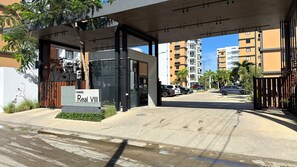 A gated entrance to a residential building with a sign reading 'TORRE Real VIII'. - Boho Luxury Stay•Pool•Gym/Near Everything (Santiago de los Caballeros)