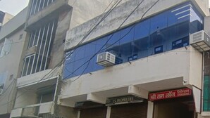 A building with a sign for '16 PROPERTIES' and another sign in a different language.