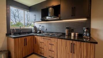 Wasserkocher mit Kaffee-/Teezubehör, Kühlschrank, Mikrowelle, Herdplatte