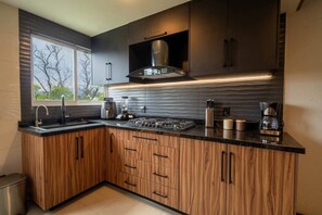 Wasserkocher mit Kaffee-/Teezubehör, Kühlschrank, Mikrowelle, Herdplatte