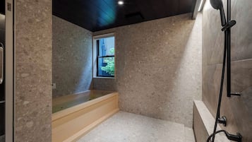 Casa tradicional, 5 dormitoris, cuina, vistes al jardí | Bany | Banyera i dutxa independents i capçal de dutxa tipus cascada