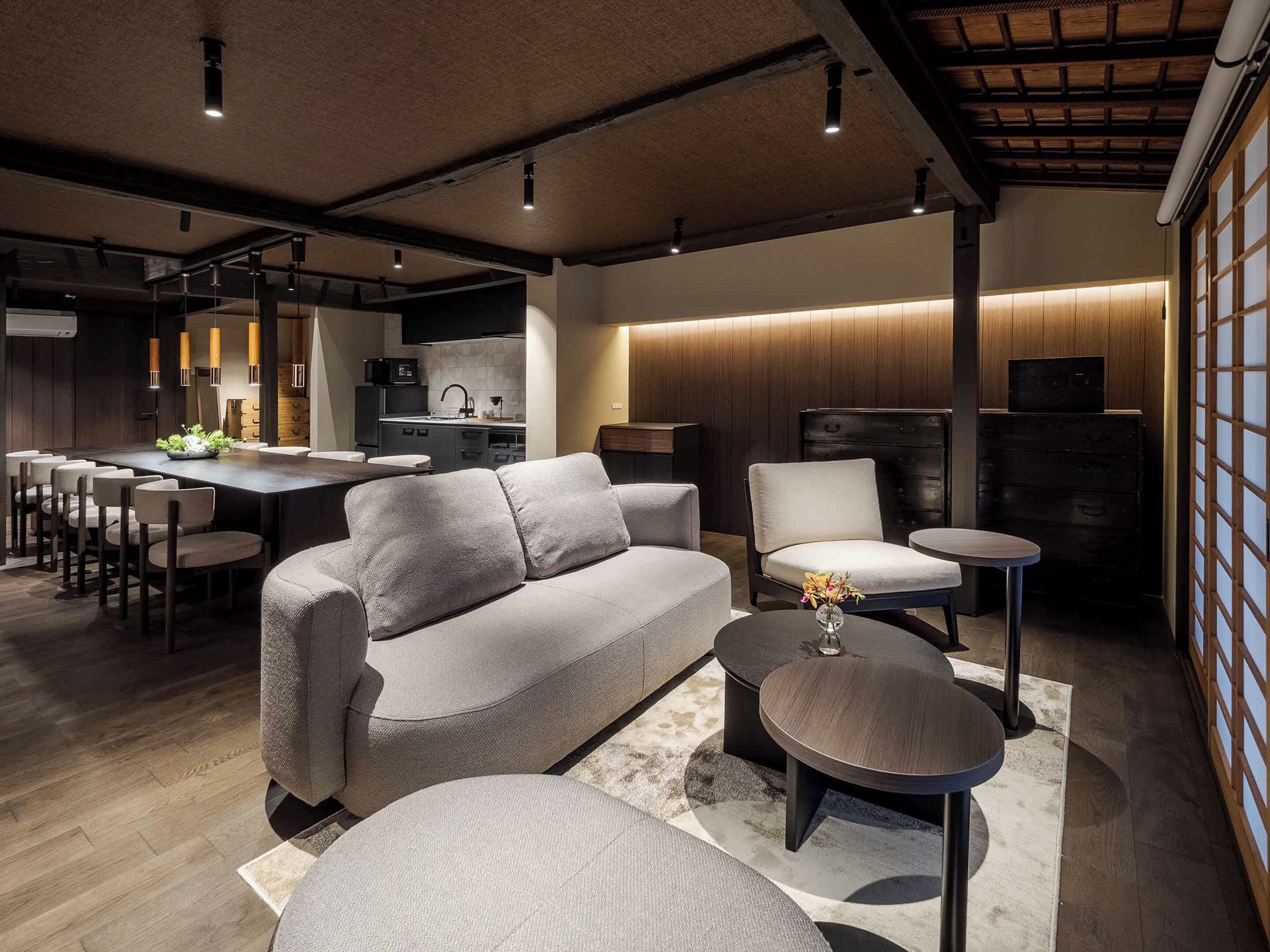 Casa tradicional, 5 habitaciones, cocina, vista al jardín | Área de sala de estar | Televisión LCD de 55 pulgadas con canales por cable 
