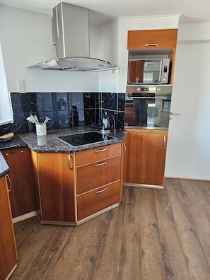 Coffee/tea maker, fridge, microwave, oven - Family Home with Beautiful Views of Lake Vilsted (Løgstør)